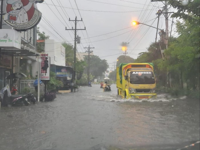 Truk melintasi genangan di ruas jalan di Kota Solo saat hujan lebat, Rabu (16/1/2022).