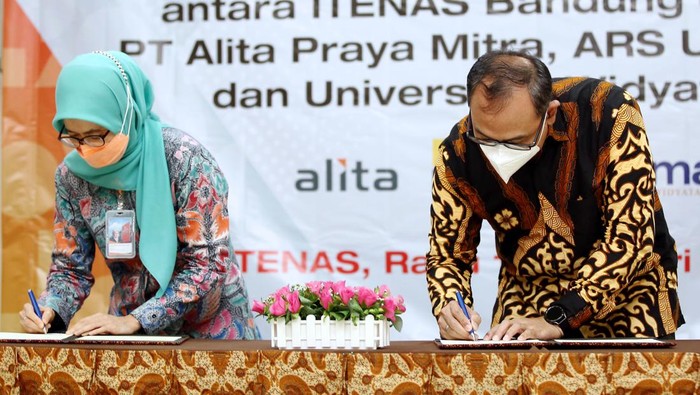 Genjot Pengembangan SDM Telematika Alita sebagai penyedia jaringan dan solusi telematika ikut serta menciptakan dan mengembangkan kualitas sumber daya manusia dalam industri ini.
Perusahaan ini telah berkiprah lebih dari 26 tahun dan terus menjalin kerjasama lewat program magang dengan ITENAS dan ARS University, guna pengembangan kualitas sumber daya manusia yang lebih baik lagi.