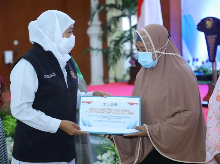Gubernur Jawa Timur Khofifah Indar Parawansa menyalurkan zakat produktif senilai Rp 50 juta, kepada 100 pelaku usaha ultra mikro di Pamekasan. Cara ini dilakukan Khofifah guna memutus mata rantai rentenir yang dinilai memberatkan masyarakat.