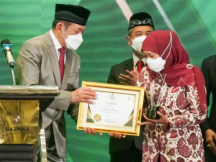 Gubernur Jawa Timur Khofifah Indar Parawansa kembali meraih penghargaan tingkat nasional. Kali ini ia menerima penghargaan dalam Baznas Award 2022 di Ballroom The Sultan Hotel & Residence, Jalan Gatot Subroto, Jakarta, Senin (17/1).