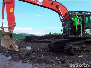 Semangat Guru Naik Backhoe Seberangi Jalur Lahar Semeru Demi Bisa Ngajar
