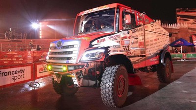 Wujud Truk Hybrid Hino Ikut Balapan Rally Dakar!