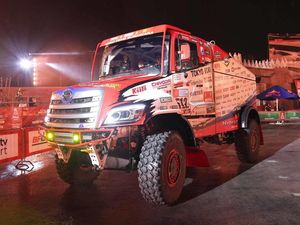 Wujud Truk Hybrid Hino Ikut Balapan Rally Dakar!