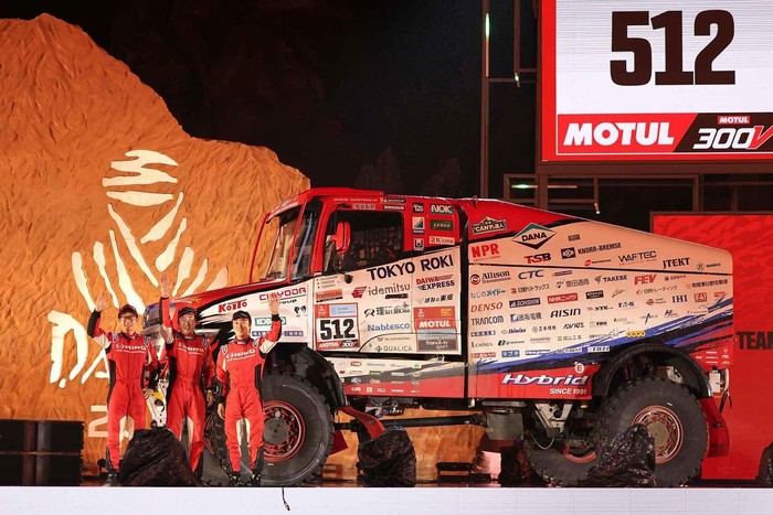 Truk hybrid HINO600 mengikuti ajang balap rlly dakar.