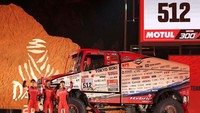 Dengan menggunakan  truk balap Seri HINO600 yang dilengkapi dengan Racing Hybrid System, Hino membuktikan ketangguhan truk hybrid milik mereka. Foto: doc. Hino