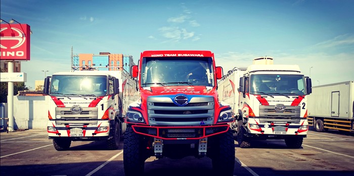 Truk hybrid HINO600 mengikuti ajang balap rlly dakar.