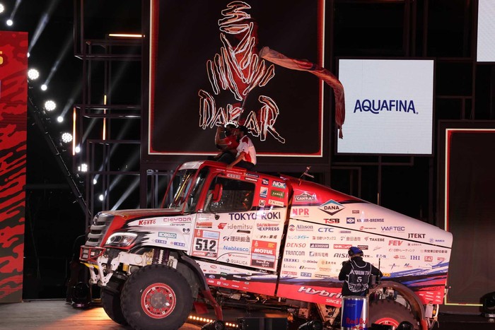 Truk hybrid HINO600 mengikuti ajang balap rlly dakar.