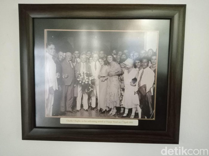 Perjalanan pelawak legendaris Hollywood, Charlie Chaplin menuju dunia belahan timur pernah sampai di Hindia Belanda. Sejumlah kota tercatat pernah menjadi persinggahannya, termasuk Surabaya.