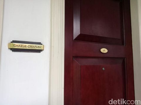 Perjalanan pelawak legendaris Hollywood, Charlie Chaplin menuju dunia belahan timur pernah sampai di Hindia Belanda. Sejumlah kota tercatat pernah menjadi persinggahannya, termasuk Surabaya.