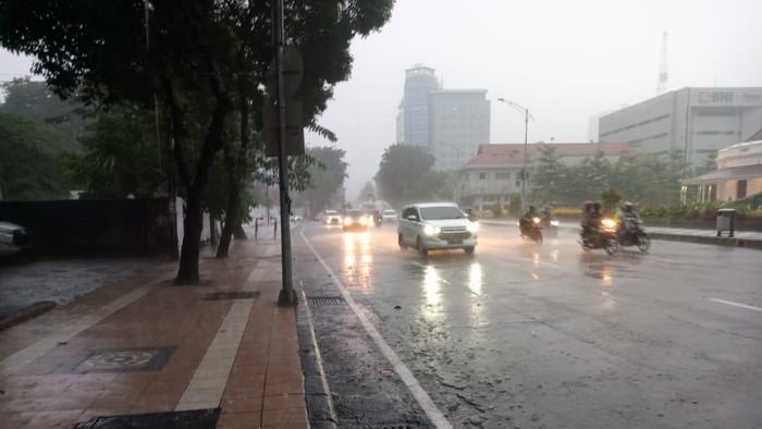 hujan di surabaya