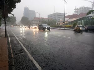 Waspada, Hampir Seluruh Surabaya Diguyur Hujan Deras Disertai Angin Kencang