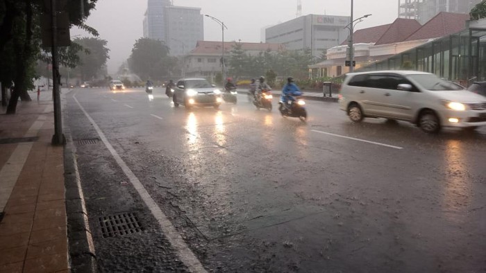 hujan di surabaya