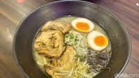 Kuah kaldu itu kemudian diberi bumbu berupa shio tare atau salt seasoning yang biasa digunakan untuk kuah ramen. Maka tak heran rasa kaldunya gurih tajam. Foto: detikcom/Riska Fitria