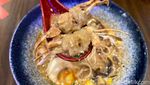 Ramen Topping Kepiting Soka dan Tobiko Ada di Bar Ramen Ini