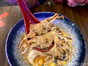 Gurih Mantap Ramen dengan Topping Kepiting Soka