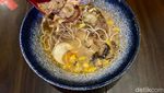 Ramen Topping Kepiting Soka dan Tobiko Ada di Bar Ramen Ini