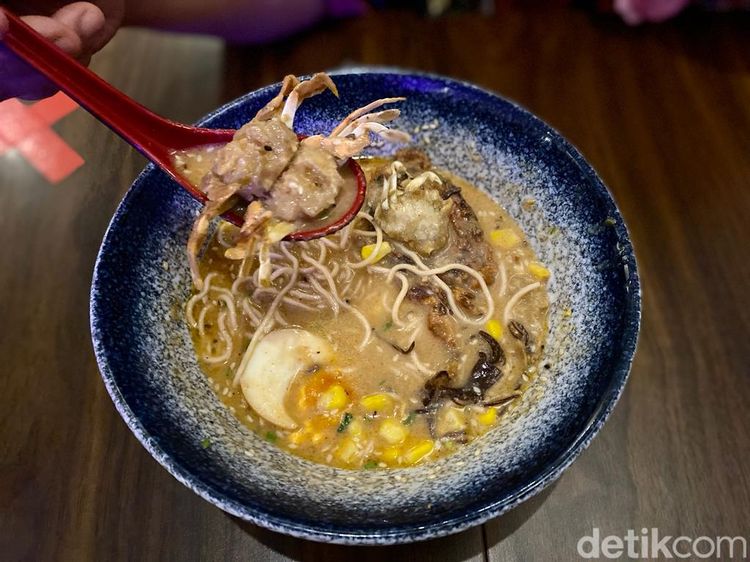 Ramen Topping Kepiting Soka dan Tobiko Ada di Bar Ramen Ini