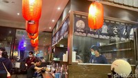 Gerai tersebut adalah Ichisan Ramen yang baru buka pada 1 Oktober 2021 lalu. Bar ramennya dihiasi dengan dekorasi nuansa Jepang yang kental. Foto: detikcom/Riska Fitria