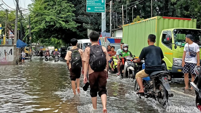Jalan Kamal Raya Tegal Alur banjir.