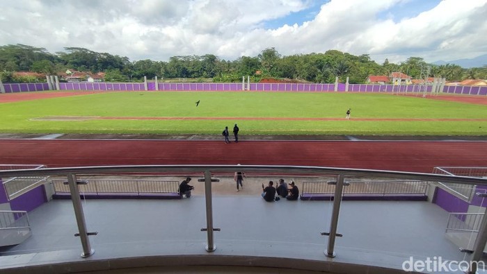 Stadion ini merupakan satu-satunya di Jawa Barat khusus untuk cabor atletik dan berstandar internasional IAAF. Stadion ini berada di Jalan Lingkar Selatan, Kelurahan Linggasari, Kecamatan Ciamis. Memiliki akses yang cukup mudah karena tak jauh dari perkotaan, Rabu, (19/1/2022).