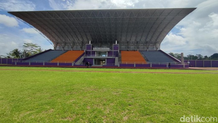 Stadion ini merupakan satu-satunya di Jawa Barat khusus untuk cabor atletik dan berstandar internasional IAAF. Stadion ini berada di Jalan Lingkar Selatan, Kelurahan Linggasari, Kecamatan Ciamis. Memiliki akses yang cukup mudah karena tak jauh dari perkotaan, Rabu, (19/1/2022).