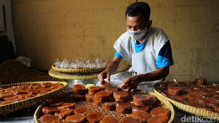 Jelang Imlek, Produksi Kue Keranjang Meningkat Sejumlah pekerja menyelesaikan produksi kue keranjang di industri rumahan pembuatan kue keranjang di daerah Tukangan, Kota Yogyakarta, Rabu (19/1/2021). Pengrajin kue keranjang di Kota Yogyakarta meningkatkan produksi untuk memenuhi tingginya permintaan konsumen dari berbagai daerah menjelang Hari Raya Imlek 2022.