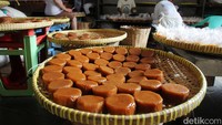 Tahun ini, mereka kembali memproduksi kue keranjang untuk perayaan imlek.