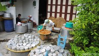 Mereka produksi kue keranjang hingga 2 ton tahun ini.