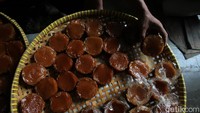 Pengrajin kue keranjang di Kota Yogyakarta itu meningkatkan produksi untuk memenuhi tingginya permintaan konsumen dari berbagai daerah menjelang Hari Raya Imlek 2022.