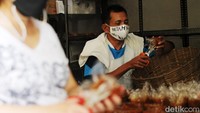 Pembutan kue keranjang di toko milik Sulistyowati tersebut baru dilakukan 20 hari menjelang perayaan Tahun Baru Imlek.