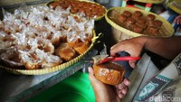 Kue keranjang dijual dengan harga Rp 45.000 per kilogram.