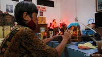 Pembuatan kue keranjang itu melibatkan 7 orang pekerja.