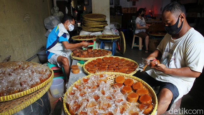 Jelang Imlek, Produksi Kue Keranjang Meningkat Sejumlah pekerja menyelesaikan produksi kue keranjang di industri rumahan pembuatan kue keranjang di daerah Tukangan, Kota Yogyakarta, Rabu (19/1/2021). Pengrajin kue keranjang di Kota Yogyakarta meningkatkan produksi untuk memenuhi tingginya permintaan konsumen dari berbagai daerah menjelang Hari Raya Imlek 2022.