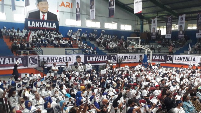Kala LaNyalla Didorong Jadi Capres 2024 Masyarakat Pasundan Bersatu mendeklarasikan LaNyalla untuk maju menjadi Calon Presiden RI 2024. Deklarasi tersebut digelar di GOR Padjajaran Kota Bogor.
Ribuan masyarakat Pasundan Bersatu mendukung Ketua DPD RI, AA LaNyalla Mahmud Mattalitti untuk maju sebagai calon Presiden 2024. Masyarakat Pasundan menganggap jika LaNyalla merupakan tokoh yang tepat untuk memimpin bangsa Indonesia.