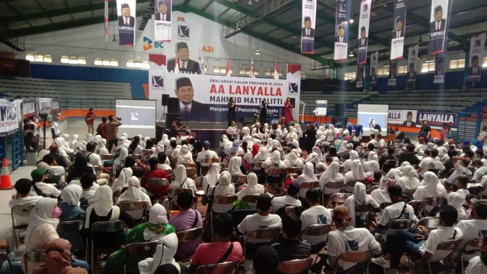 Kala LaNyalla Didorong Jadi Capres 2024 Masyarakat Pasundan Bersatu mendeklarasikan LaNyalla untuk maju menjadi Calon Presiden RI 2024. Deklarasi tersebut digelar di GOR Padjajaran Kota Bogor.
Ribuan masyarakat Pasundan Bersatu mendukung Ketua DPD RI, AA LaNyalla Mahmud Mattalitti untuk maju sebagai calon Presiden 2024. Masyarakat Pasundan menganggap jika LaNyalla merupakan tokoh yang tepat untuk memimpin bangsa Indonesia.
