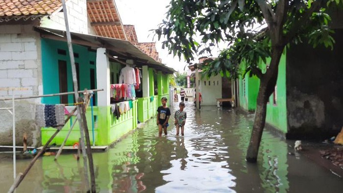Kampung Sungai Turi, Desa Laksana, Kecamatan Pakuhaji, Kabupaten Tangerang, terendam banjir hingga setinggi 50 cm akibat sungai meluap (ANTARA/Azmi Samsul Maarif)