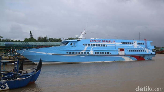 Kapal Express menunda penyeberangan menuju Pulau Karimunjawa, Jawa Tengah, Rabu (19/1/2022).