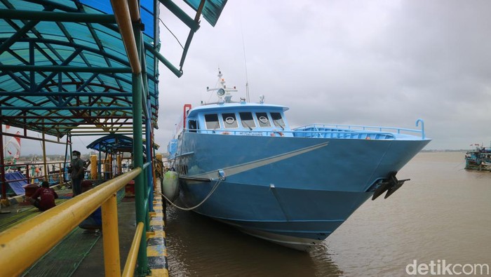 Kapal Express menunda penyeberangan menuju Pulau Karimunjawa, Jawa Tengah, Rabu (19/1/2022).