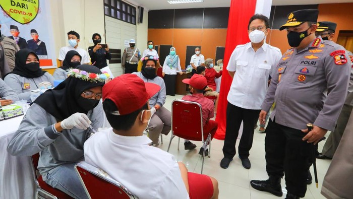 Kapolri dan Menkes meninjau akselerasi vaksinasi di wilayah Kalbar