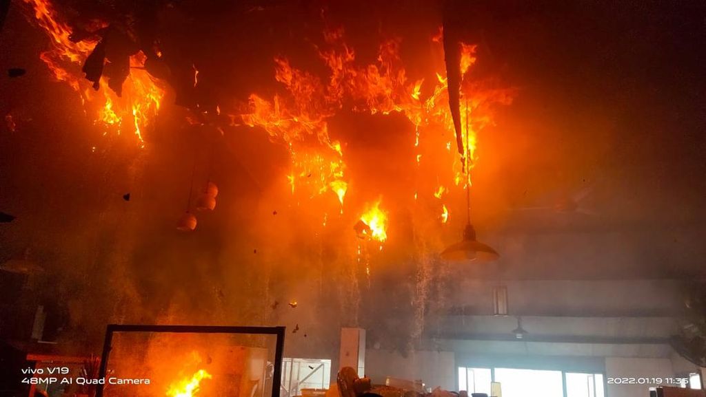 Penyebab Resto Soto Cak Har MERR Surabaya Terbakar karena Percikan Api Las