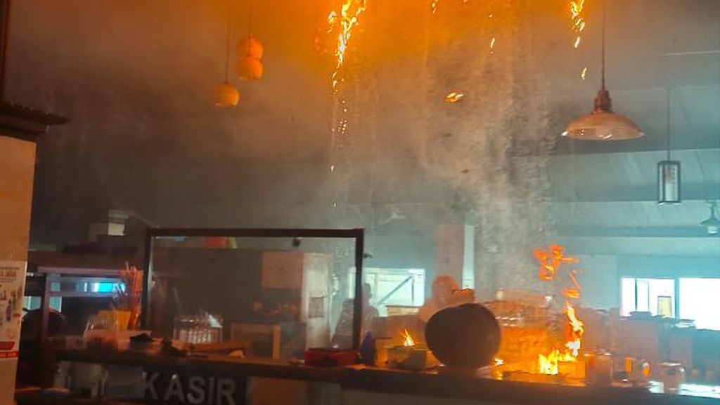 Restoran Soto Cak Har MERR Surabaya Terbakar, 12 PMK Diterjunkan