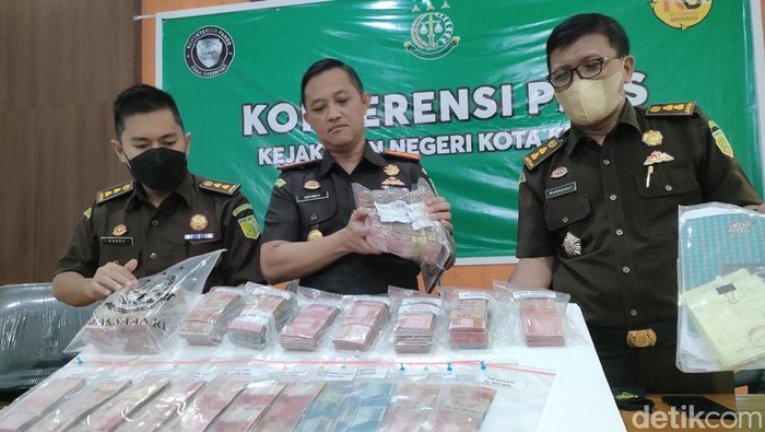 Kejaksaan Negeri Kota Kediri menetapkan dua tersangka dalam kasus korupsi Bantuan Pangan Non Tunai (BPNT). Mantan Kadinsos Kota Kediri berinisial TKP dan pendamping BPNT, SDR.