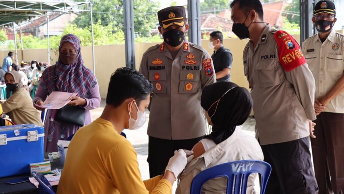 Kejar Target 100 Persen, Polisi Bojonegoro Gencar Vaksinasi Lansia-Anak
