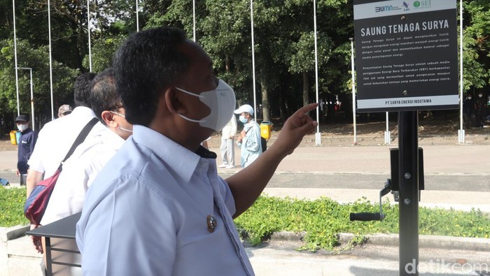 10 Saung Tenaga Surya diberikan PT Len kepada Pemerintah Kota Bandung. Saung berbasis energi matahari ini bakal ditempatkan di sejumlah taman di Kota Bandung.