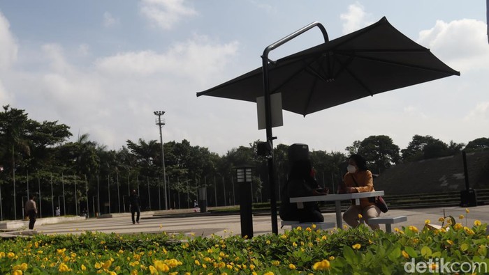 Keren! Taman-taman di Bandung Dilengkapi Saung Berbasis Tenaga Surya 10 Saung Tenaga Surya diberikan PT Len kepada Pemerintah Kota Bandung. Saung berbasis energi matahari ini bakal ditempatkan di sejumlah taman di Kota Bandung.