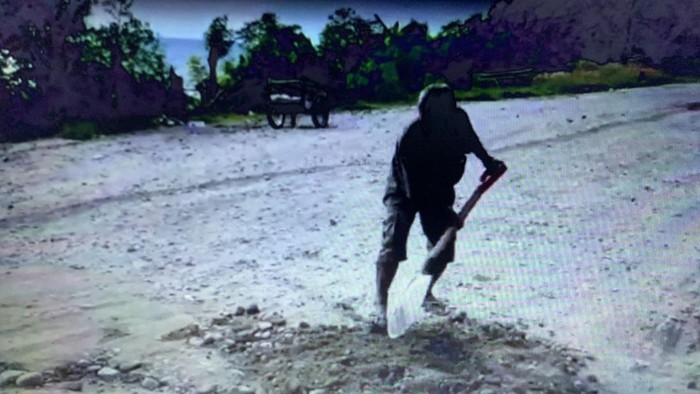 Kisah pria tua memperbaiki jalan rusak di Majene seorang diri