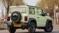 small SUV tiruan Suzuki Jimny itu dinamakan sebagai Great Wall Tank 100. Mobil ini terang-terangan meniru desain Jimny generasi keempat yang punya ciri khas desain mengotak alias boxy. Tak hanya tampilan bodinya, desain pilar kacanya pun sangat mirip. Foto: Cartoq