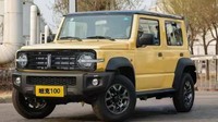 Agar tidak terlalu mirip dengan Jimny, Great Wall sedikit mengubah bagian grille-nya dengan mengadopsi bentuk horisontal. Lampunya tetap memakai model bulat, tapi ditambahkan semacam garis DRL LED yang mengiris kedua lampu utama tersebut. Ini mirip seperti fascia Ford Bronco. Foto: Cartoq