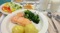 Bergeser jauh ke Finlandia, inilah menu makan siang di salah satu sekolah. Salmon panggang yang tinggi protein berpadu dengan olahan kentang dan brokoli.