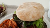 Di Asia sumber karbohidrat andalannya adalah nasi, namun di Eropa seperti Jerman, murid sekolah bisa mendapatkan menu enak berbahan ubi. Ubi digoreng layaknya kentang goreng lalu disandingkan dengan veggie burger.